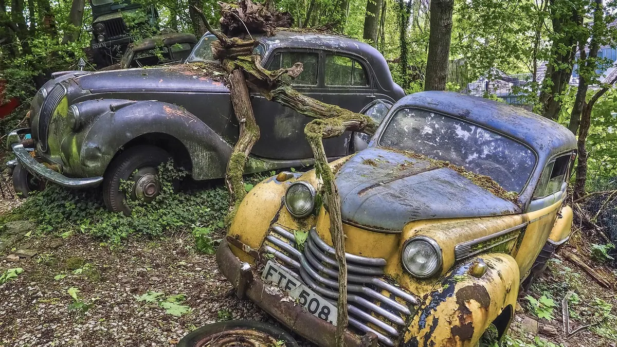 Épave de voiture dans une casse