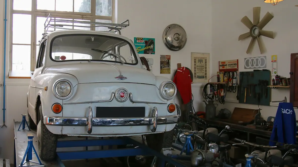 Voiture sur un pont élévateur dans un garage
