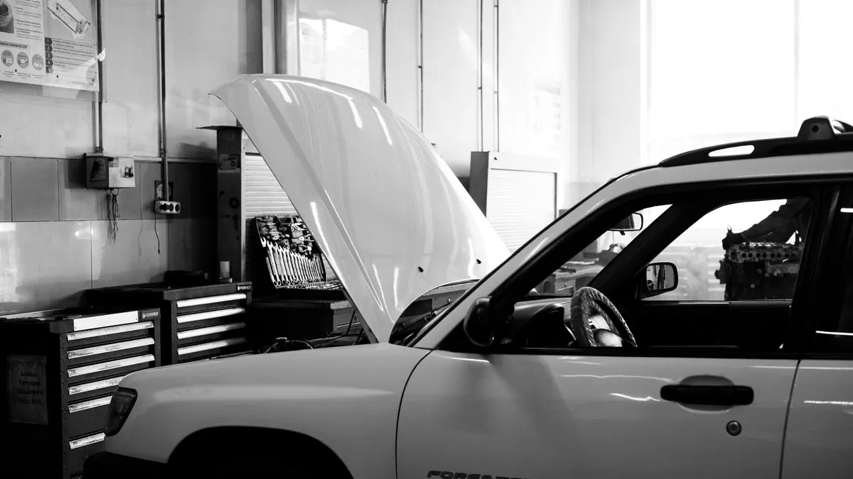 Voiture capot ouvert dans un atelier